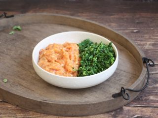 7、荠菜鸡肉蒸饺,将调制好的肉馅和荠菜放在一起。