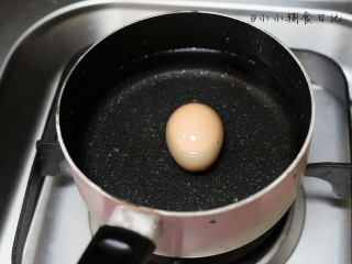 2、三色芝心饭团,2、	鸡蛋加冷水煮熟捞出备用，冷水一起煮不容易裂