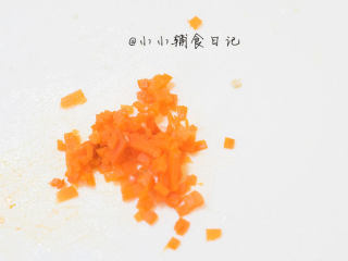 4、三色芝心饭团,4、	胡萝卜切成末 可以切更细一点会更好看