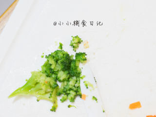 5、三色芝心饭团,5、	西蓝花去掉根部 把花的部分切碎备用