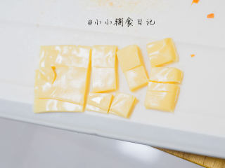 8、三色芝心饭团,8、	芝士切成小颗粒备用