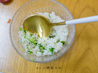 9、三色芝心饭团,9、	将西蓝花、胡萝卜、蛋黄泥分别拌在饭里面