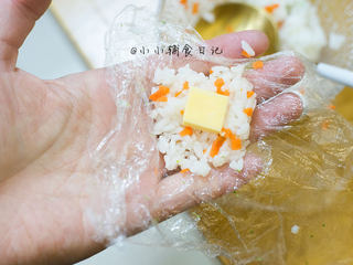 10、三色芝心饭团,10、	取一小块饭，加入一块芝士，用保鲜膜包起来