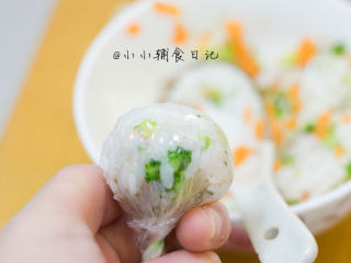11、三色芝心饭团,11、	用保鲜膜拧一下就变成球形了，一点都不会粘保鲜膜