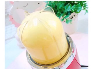 3、酸奶芒果糕,搅打成泥