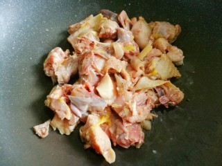 3、好喝到飞起的虫草炖鸡,鸡肉放入锅中。