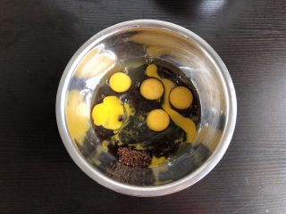 4、红枣糕（全蛋打发）,鸡蛋，红糖倒入稍大盆中