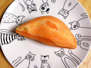 2、牛奶燕麦粥,准备好蜜薯，削皮洗净待用。