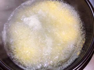 6、牛奶燕麦粥,大火煮开锅。