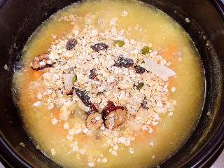 9、牛奶燕麦粥,放入坚果燕麦片。