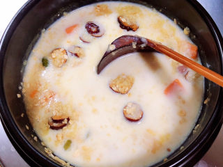 12、牛奶燕麦粥,烧开锅，持续搅拌，小火继续慢熬。