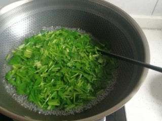 3、手擀菠菜面片,开水灼一下