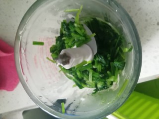 4、手擀菠菜面片,捞出打汁机打细，太少可加半碗水。纯菠菜汁和面容易苦，加点水，打匀