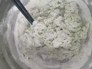 6、手擀菠菜面片,搅拌成这样，不用再加面粉了直接和成面团