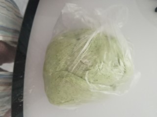 7、手擀菠菜面片,放保鲜袋，放5-10分钟