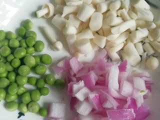 8、手擀菠菜面片,豌豆，海鲜菇，洋葱，平时放鸡蛋多，今天宝宝早晨吃过鸡蛋了，就放洋葱。主要是熬汤，调味