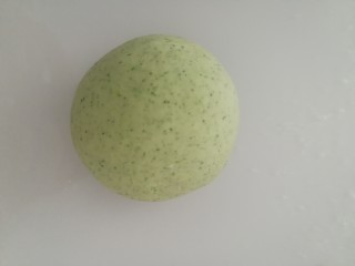 11、手擀菠菜面片,面拿出来，揉光滑，擀