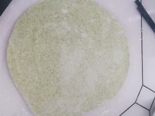 12、手擀菠菜面片,切细面条擀厚一点，切面片擀薄一点