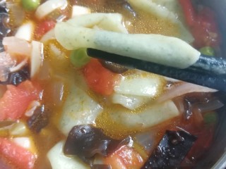 14、手擀菠菜面片,捞出面片，盛上之前做的汤。鲜中带点算。只放了盐油没有别的调料，用食材本身的味道做调料，健康适合宝宝吃。我们家的吃了一大碗还不够。