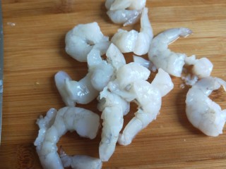 1、米饭鸡蛋鲜虾饼,鲜虾仁剁碎。