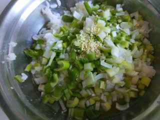 4、米饭鸡蛋鲜虾饼,加入虾肉，葱花，尖椒碎。