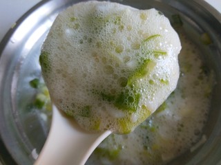 6、米饭鸡蛋鲜虾饼,一勺一个。