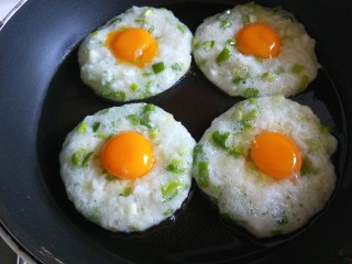 8、米饭鸡蛋鲜虾饼,倒入蛋黄。