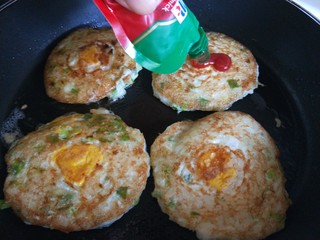 11、米饭鸡蛋鲜虾饼,挤上番茄酱。