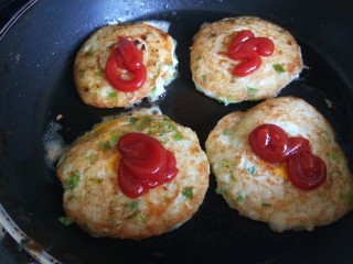 12、米饭鸡蛋鲜虾饼,喜欢吃番茄酱的多挤出来一点。