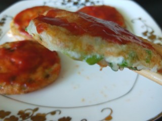 13、米饭鸡蛋鲜虾饼,出锅食用了。