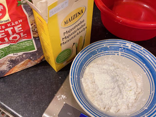 1、草莓蛋糕,面粉80g，低筋面粉35g混合均匀，称好备用，准备两个无油无水的盆，蛋清蛋黄分离