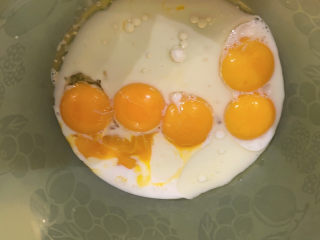 2、草莓蛋糕,蛋黄盆里加入牛奶，食用油，放一旁