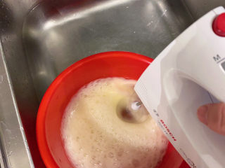 3、草莓蛋糕,打发蛋清，加入几滴柠檬汁，先抵挡打散蛋清