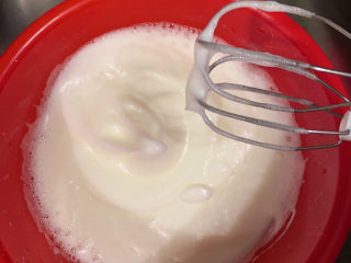 4、草莓蛋糕,我家的只有抵挡和高档2个，我就用高档打发，打发如图，加30g糖