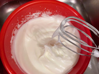 5、草莓蛋糕,高速打发到再次出现尖沟（蛋白盆边上的蛋白霜也要打进去，一边转动盆一边打）这次尖勾比上次细腻多了，再加30g糖