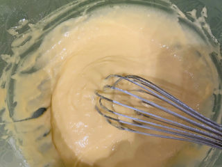 8、草莓蛋糕,混合好的蛋黄糊应该是细腻，无颗粒状态