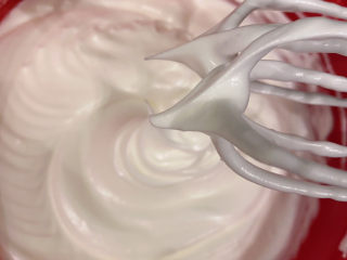 9、草莓蛋糕,检查蛋白霜，拨开看看里外气泡是否均匀，没有变化才是稳定的，如汽泡变粗，需要用手动搅拌几圈，小气泡就会变得均匀细致（此步必做）