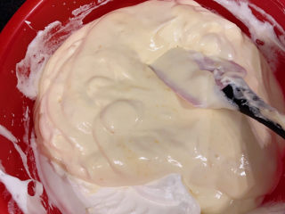 11、草莓蛋糕,把面糊混合均匀，再手动把剩余蛋白霜画三圈，看看状态无变化就好（如又变粗糙，需要抽打补救），依次将面糊混合好，最好三分之一蛋白霜，可以直接把蛋黄糊倒入蛋白霜盆里，同样方法翻拌均匀