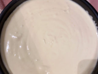 12、草莓蛋糕,拌匀后倒入模具，蛋盆离模具大概15Cm高倒入后，震动两下模具，把大气泡震出，用牙签把表面的小气泡戳破，速度要快，放置时间久了会消泡