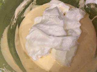 10、草莓蛋糕,将三分之一蛋白霜加入到蛋黄盆里，用翻拌手法混合均匀，左手转动盆右手从下往上翻，直到蛋白霜消失