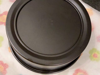 13、草莓蛋糕,烤箱提前预热10分钟，中下层150度烤30分钟，再转125度烤30分钟，烤箱温度不同，时间上下浮动10分钟都可以（是否烤熟，可插根牙签进去，没有面糊带出来就烤好了）