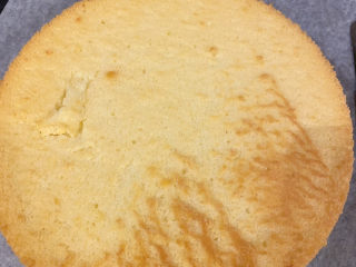 15、草莓蛋糕,脱模的时候可以用手轻轻把边缘往中间按压一圈，也可以借用刮刀帮助脱模