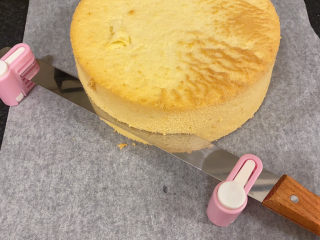 16、草莓蛋糕,将蛋糕均匀的分成三粉，备用