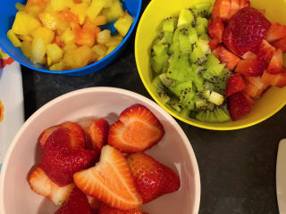 17、草莓蛋糕,将喜欢的水果切好丁，用于蛋糕夹层和装饰