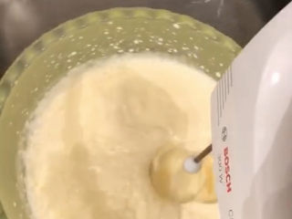 18、草莓蛋糕,再将600克淡奶油，放入无油无水盆里，隔冰水，加入40克糖高档打发，打发6层发左右用抵挡打，搅打几圈后分成2部分，一部分滴1.2滴红色色素，再搅打几下，这时候打发奶油一定要经常观察，以免打发过头变渣