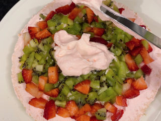 19、草莓蛋糕,好几个步骤忘拍照了，我用粉色奶油抹面，转台中间放一点奶油，放上蛋糕片，抹上奶油，放上喜欢的水果丁，留一点空，边缘1厘米左右也不要放水果丁