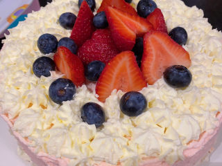 21、草莓蛋糕,用刮刀抹面，边转转台边抹，不要反复抹，不然动物性奶油会容易出水，用自己喜欢的裱花嘴装饰自己喜欢的图案就好了，放点水果点缀