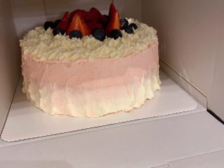 22、草莓蛋糕,下面边缘我是用小勺子后背去沾一点白色奶油从下往上一抹