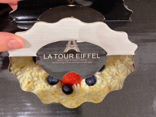 23、草莓蛋糕,提前一天做的蛋糕放盒子，冰箱冷藏