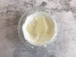 6、酸奶溶豆,把酸奶糊倒入蛋清糊中